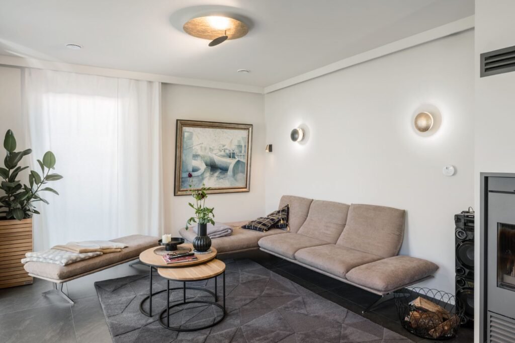 Weberhaus Graling Wohnzimmer mit Sitzecke und hellen Wänden