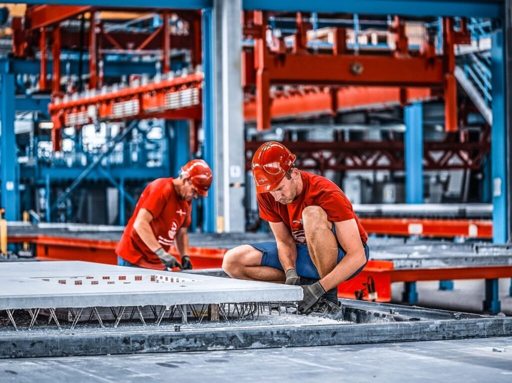 zwei Arbeiter in der Produktionshalle beim ausschalen_der_Elemente Betonfertigteilbau Glatthaar Keller