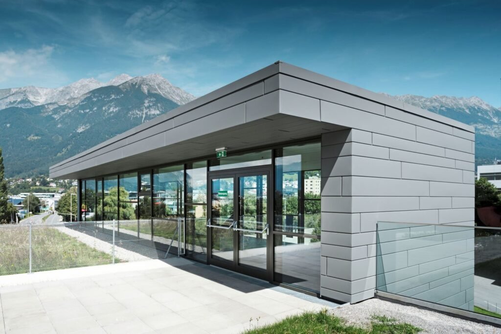 Haus mit Fassade aus Glas und grauen Fassadenelementen aus Aluminium von PREFA