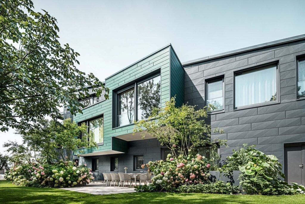Haus mit Garten Fassadenelementen aus Aluminium in grün und anthrazit von PREFA