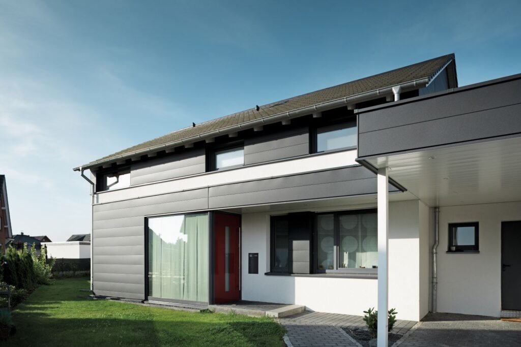 Haus mit anthrazitfarbenen Fassadenelementen aus Aluminium von PREFA