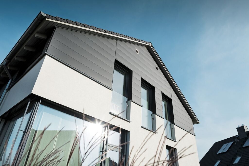 Haus mit geteilter Fassade aus Putz und Fassadenelementen aus Aluminium von PREFA