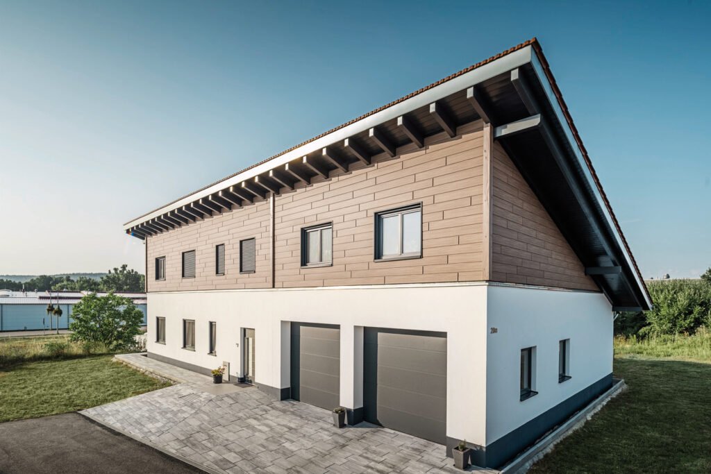 Haus mit weißer Fassade und Fassadenelementen aus Aluminium von PREFA