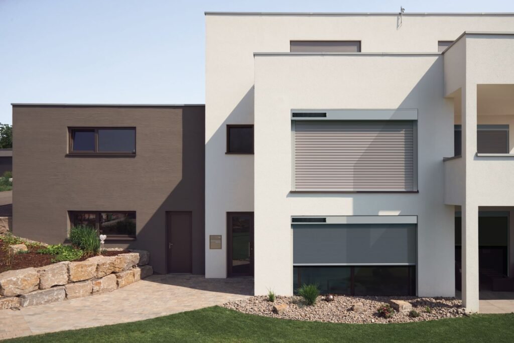Einfamilienhaus mit Flachdach und Kubus-Elementen und Warema SolarKit