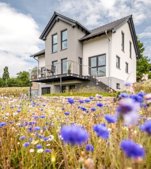 Fingerhut Haus Kelari Einfamilienhaus im Grünen mit Blumenwiese
