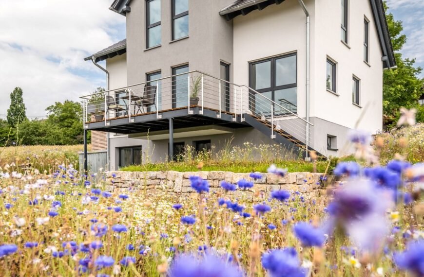 Fingerhut Haus Kelari Einfamilienhaus im Grünen mit Blumenwiese