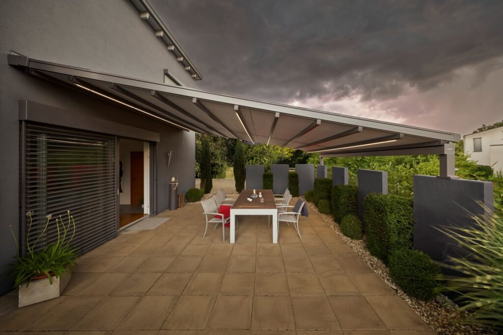 Haus mit Pergola von Warema bei einem heraufziehenden Unwetter