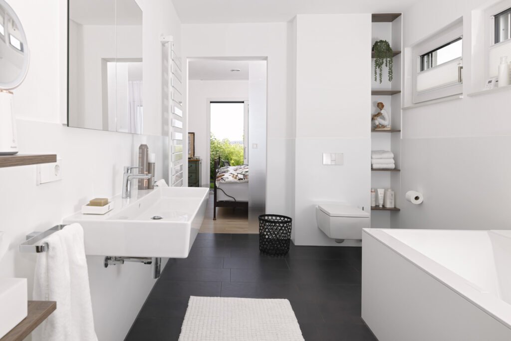 Das Badezimmer ist nur durch eine Glasschiebetür vom Schlafraum abgetrennt. 