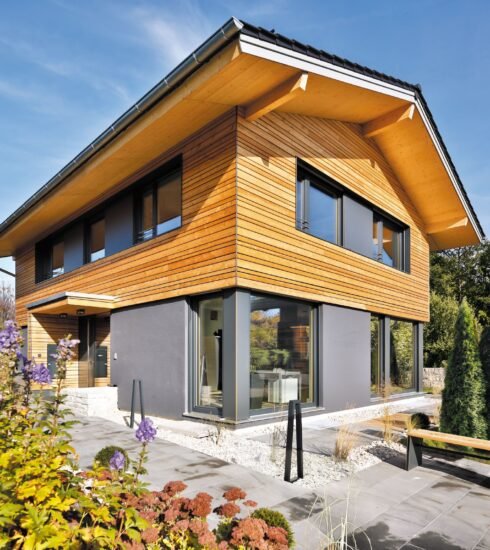 Regnauer Haus Heidi Fassade mit Holz und Putz in anthrazit