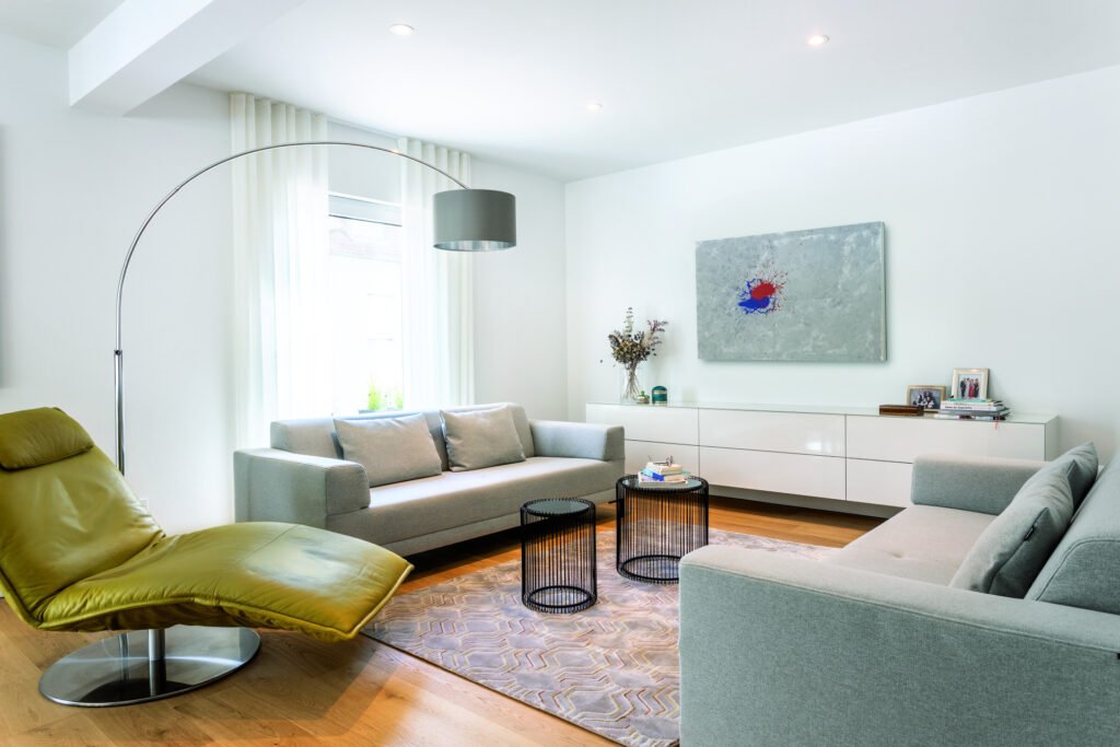 Der gemütliche Couch-Bereich mit Sofas und Relax-Sessel. 