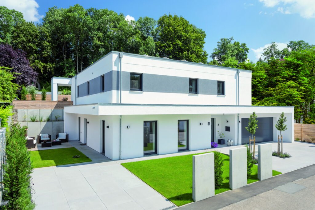 Auf der Rückseite ist das Gebäude zweigeschossig, ein Bungalow am Hang. 