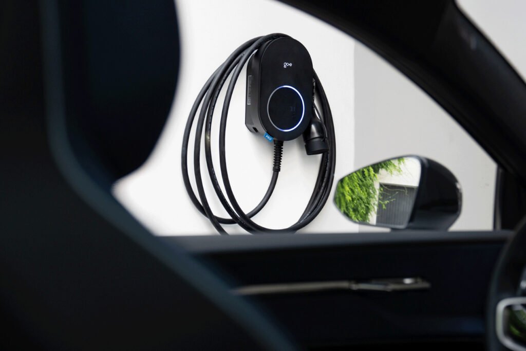 go e Auto und Wallbox an der Hauswand