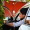 go e Mann in Auto und Wallbox an der Hauswand