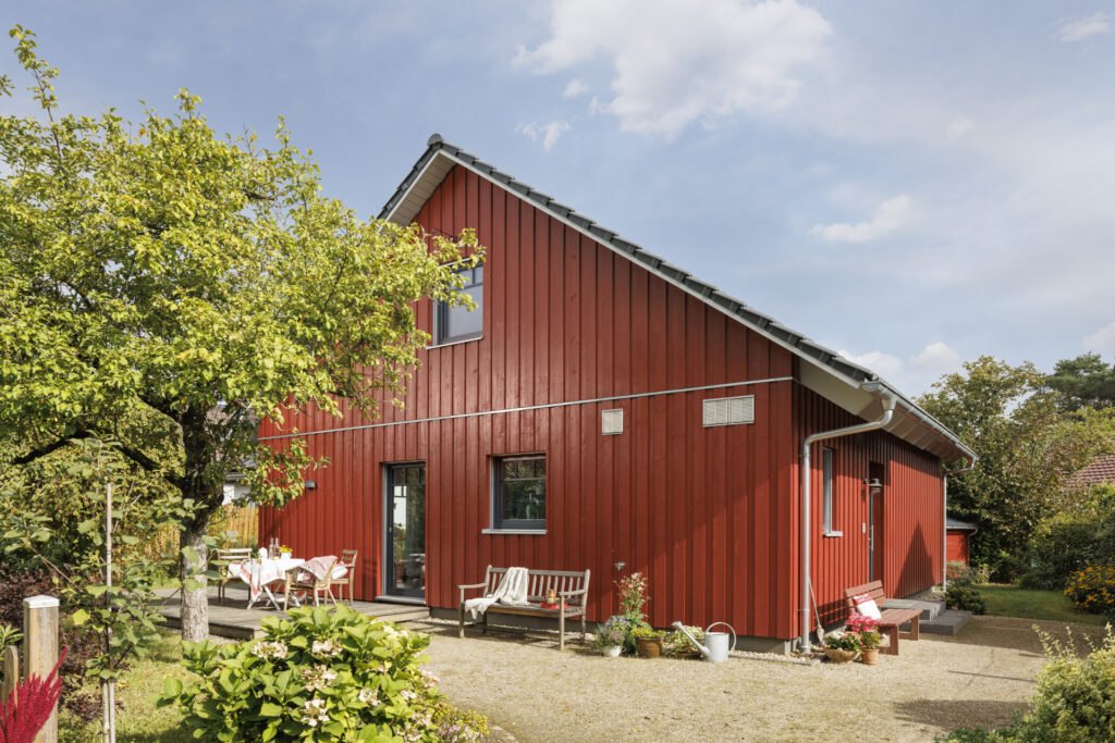 Der Bungalow von Familie Gack ist komplett mit Holz verkleidet und rot gestrichen. 
